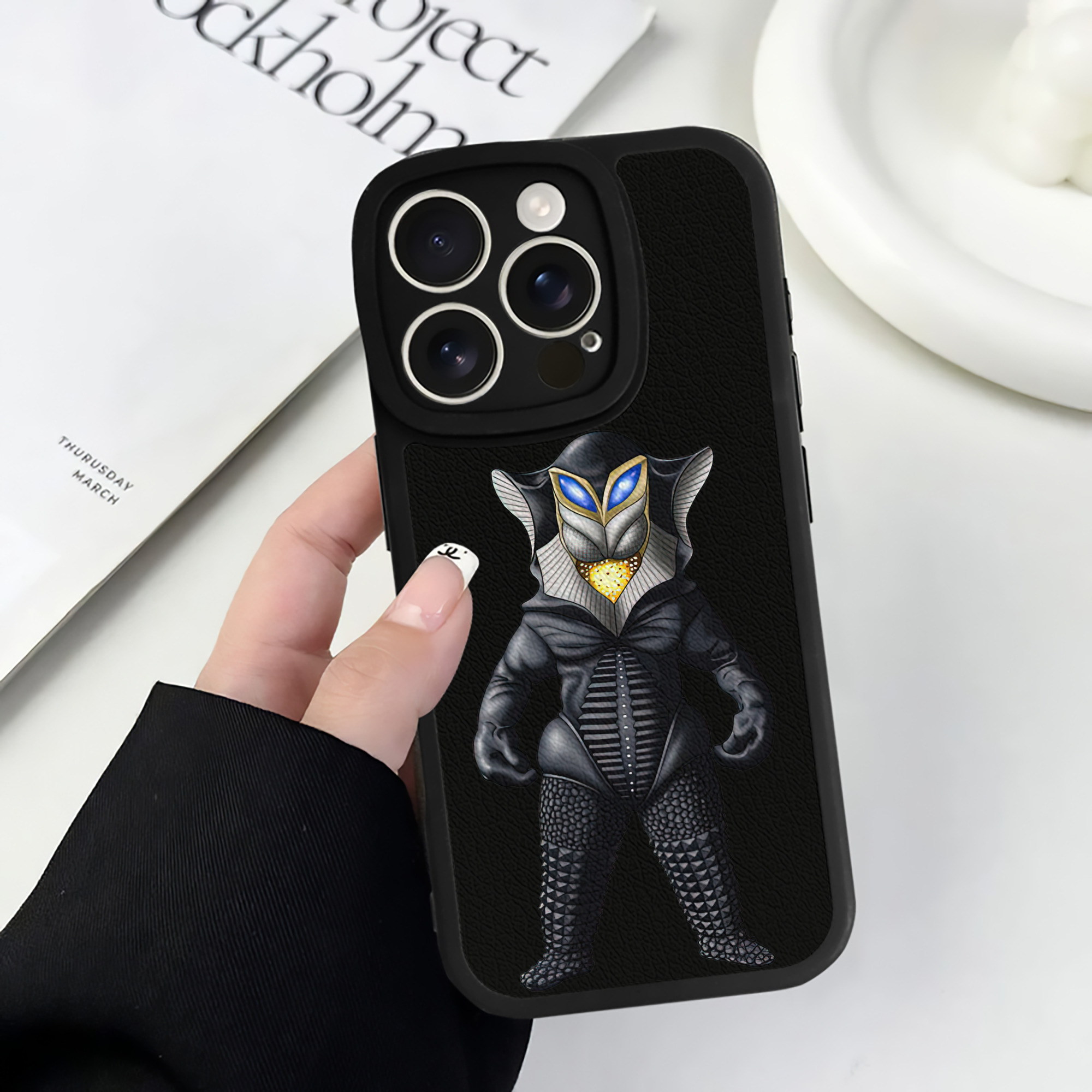 （画像用） ウルトラマン Ultraman 【iPhone 16シリーズ対応】シリコンスマホケース（レザー調） 材質：シリコン